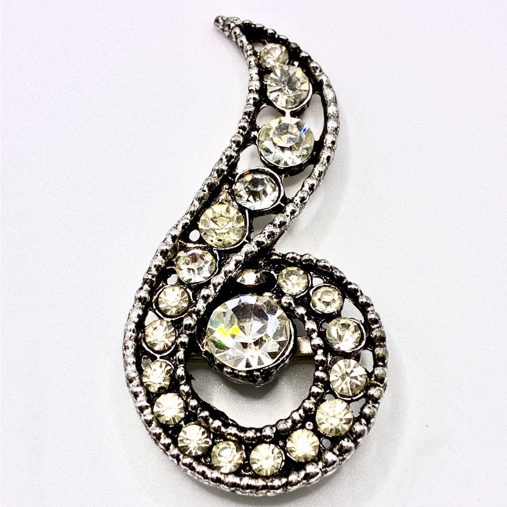 Vintage Art Deco with Rhinestones in Silver Tone with Rope Border Edges Brooch